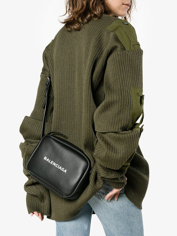 バレンシアガ】 EVERYDAY レザーCAMERA BAG ロゴ入り ショルダーバッグ