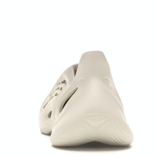 大人気 イージーフォームランナー 偽物 アディダスYeezy Foam Runner