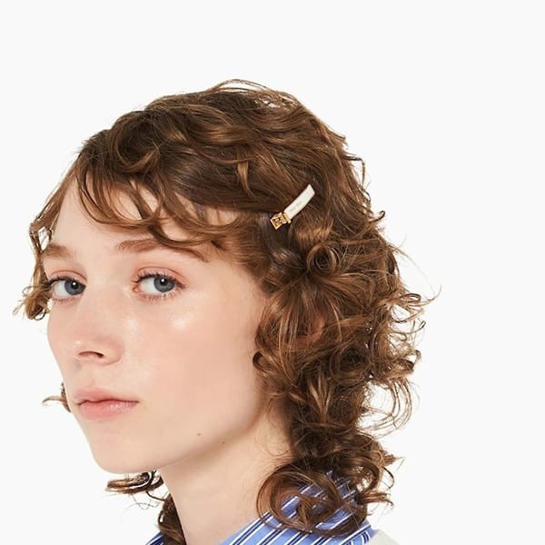 ミュウミュウ ヘアピン 偽物 ロゴ付きエナメルメタルヘアクリップ 2色