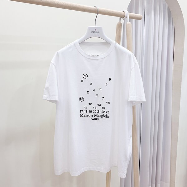メゾンマルジェラ ナンバリングロゴ エンブロイダリー Tシャツ コ