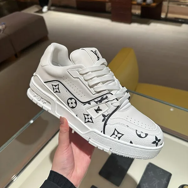 ルイヴィトン LV トレイナー 偽物 スニーカー モノクロモノグラム