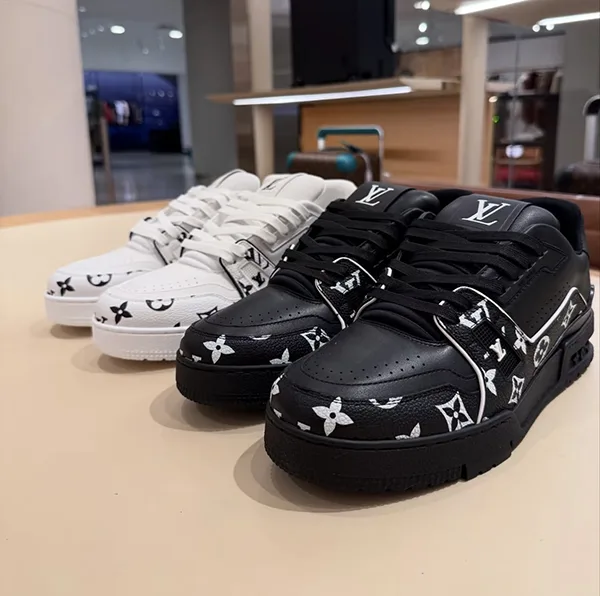 ルイヴィトン LV トレイナー 偽物 スニーカー モノクロモノグラム