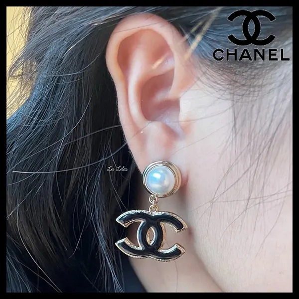 CHANEL パール ロゴ ピアス 【公式通販】