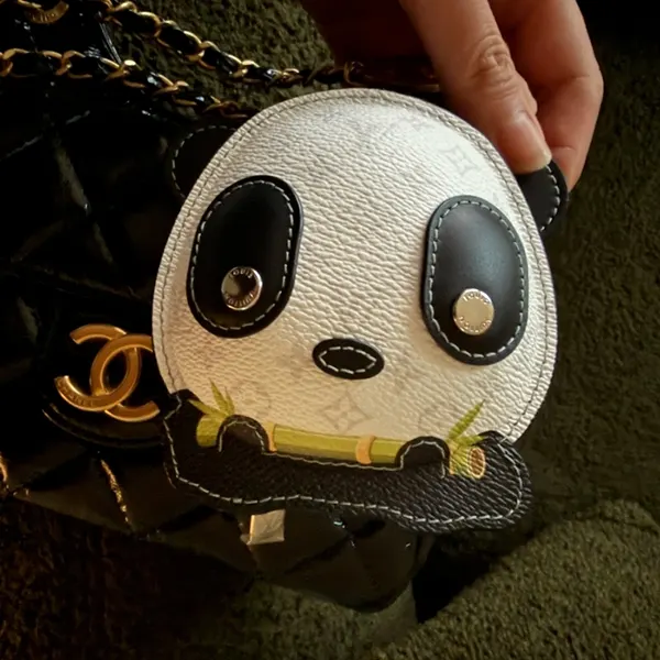 大人気☆即完売必至ルイヴィトン バッグチャーム・LV パンダ コピー