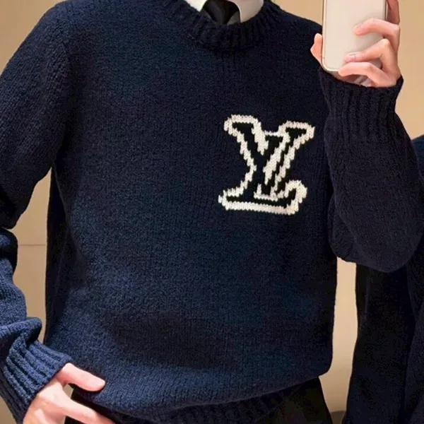 上品でモダンなロゴ使い】ルイヴィトン クールネックセーター 偽物 LV