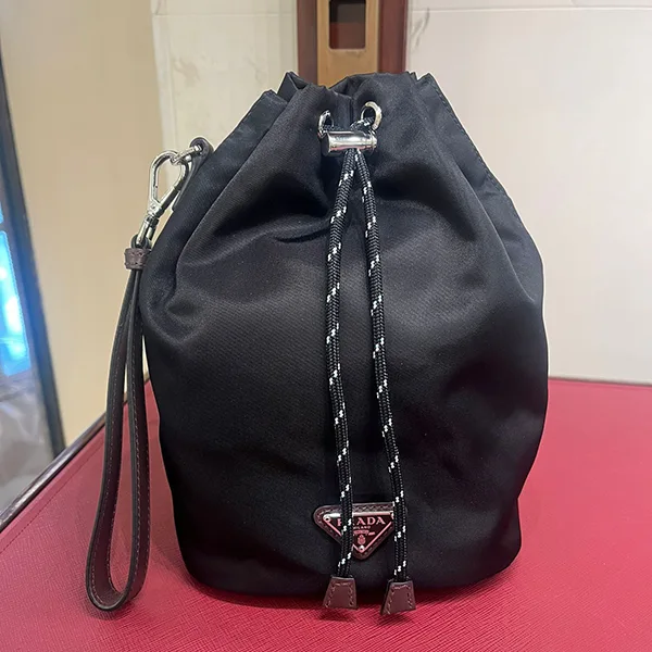 プラダ◇Speedrock Re-Nylon レザー 巾着ポーチ クラッチバッグ 2NE067