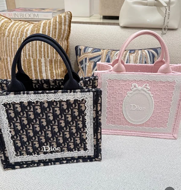 ディオール】BookTote ストラップ付きバッグ ミディアム M1354PEHS