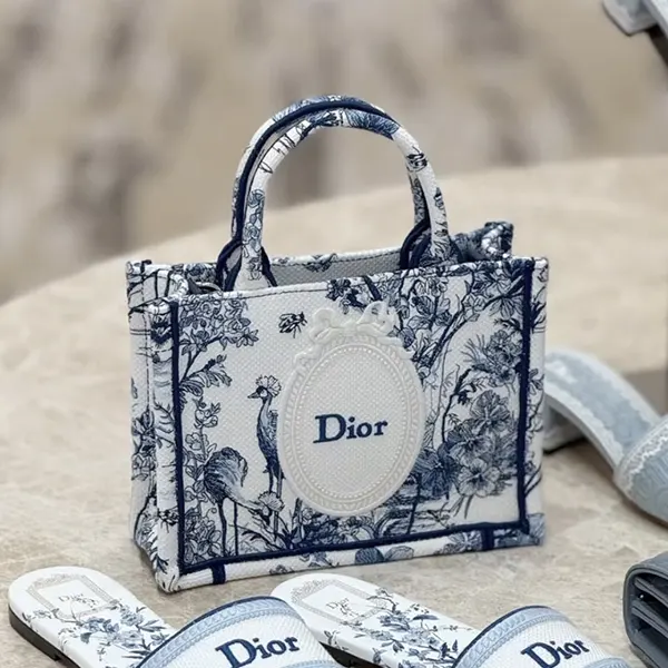 完売必至！ディオール Book Tote バッグ コピー ミニ ブックトート