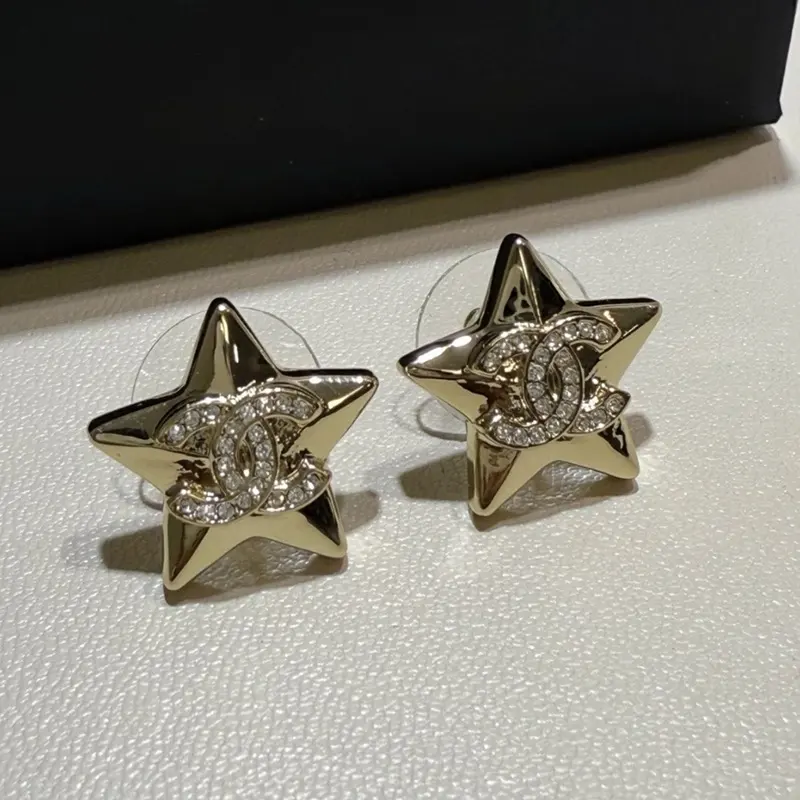 耳元で星が可憐に煌めく CCマーク シャネル ピアス ABG360 B21895