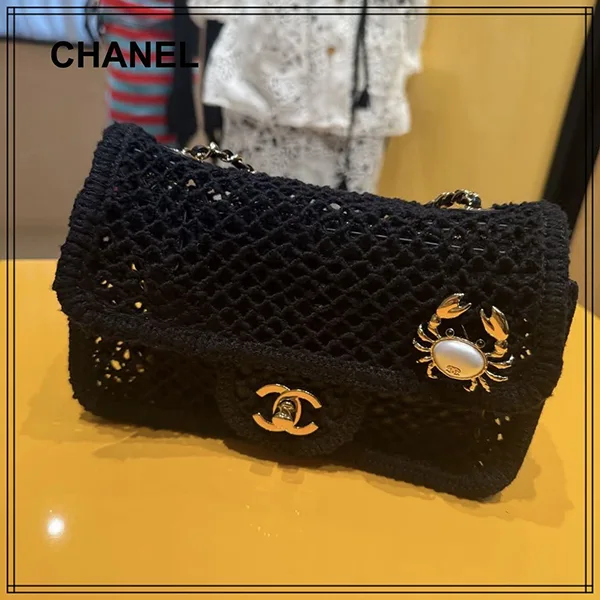 CHANEL バック型ブローチ シャネル】ブローチで遊べるメッシュフラップバッグ CCロゴ かごバッグ